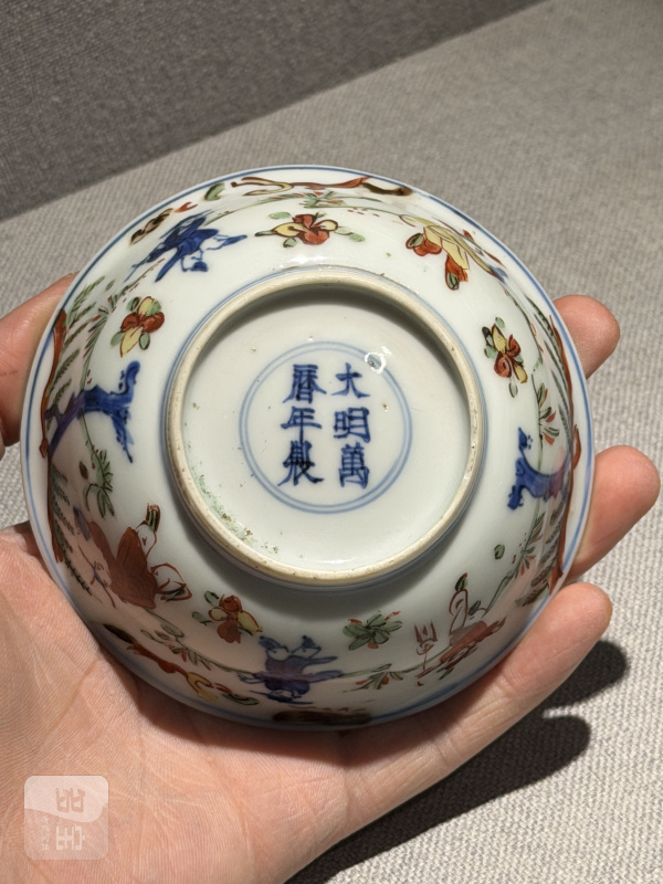 明万历 青花五彩婴戏龙纹小茶盏 - 图9